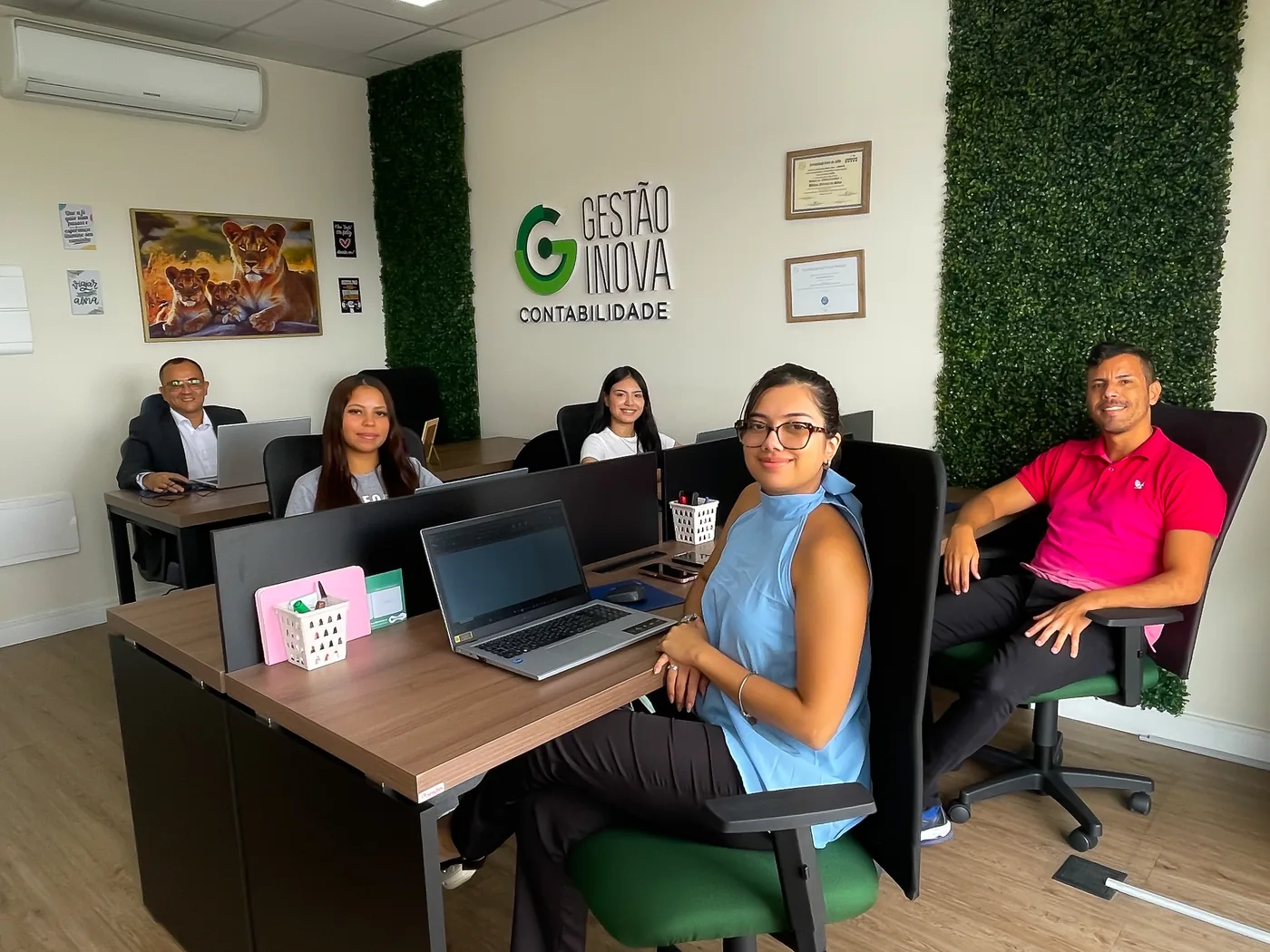 Equipe da Gest&atilde;o Inova sorrindo no escrit&oacute;rio de Osasco
