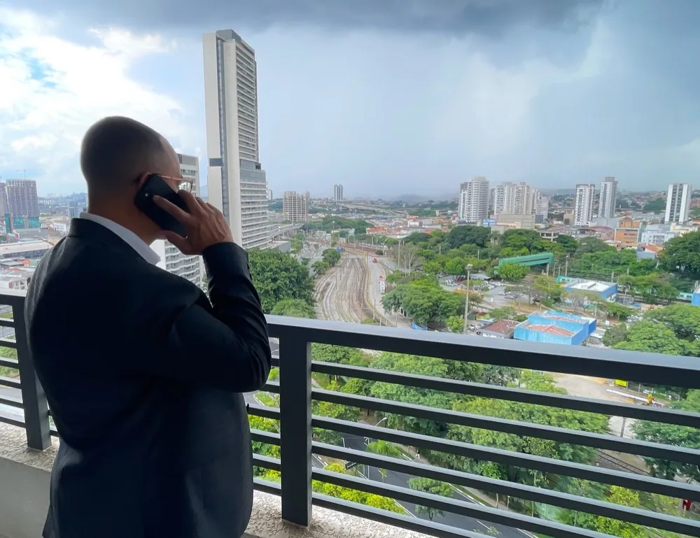 Willian Ferreira, contador responsável da Gestão Inova Contabilidade, no escritório em Osasco