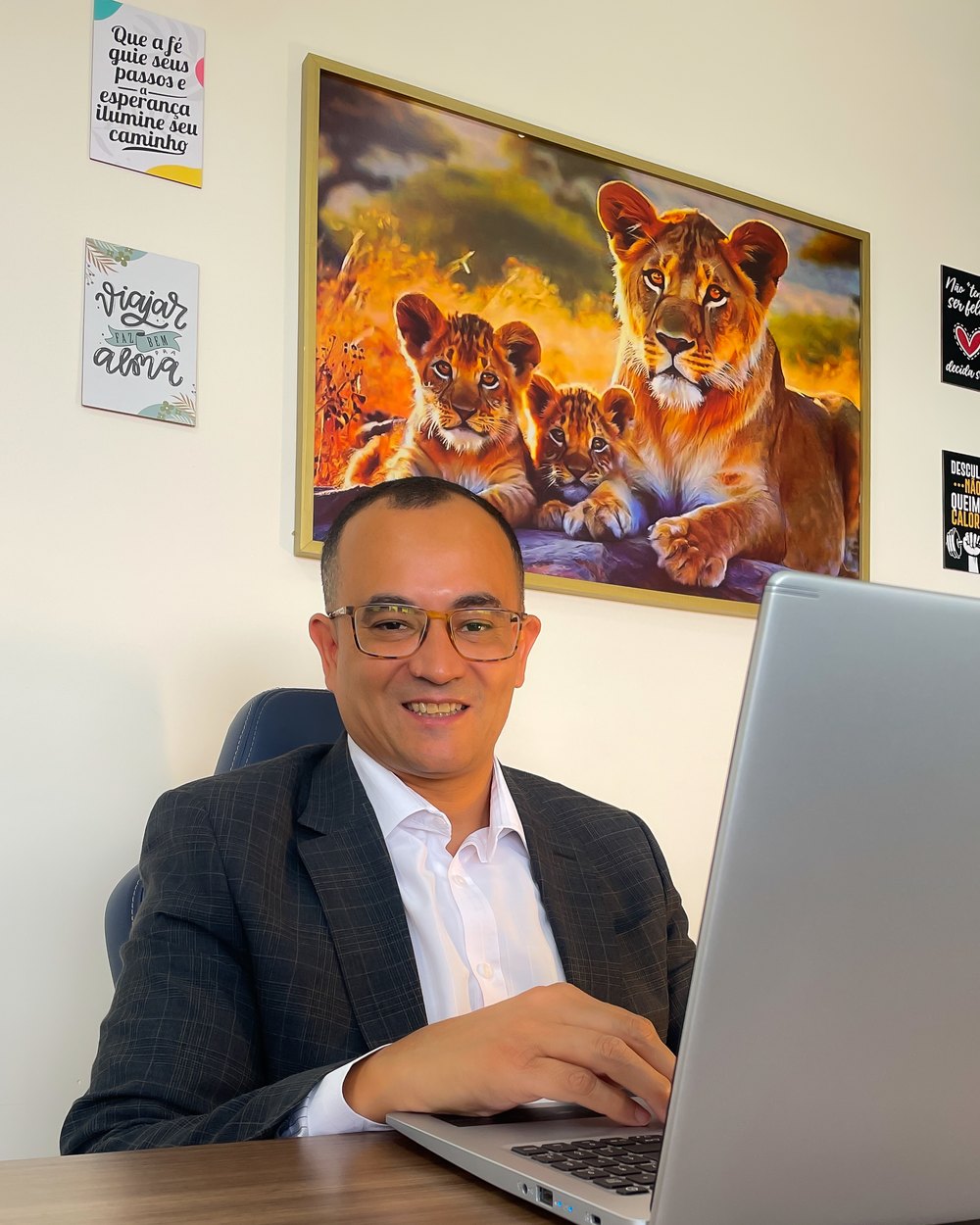 Willian Ferreira, contador responsável da Gestão Inova Contabilidade, no escritório em Osasco